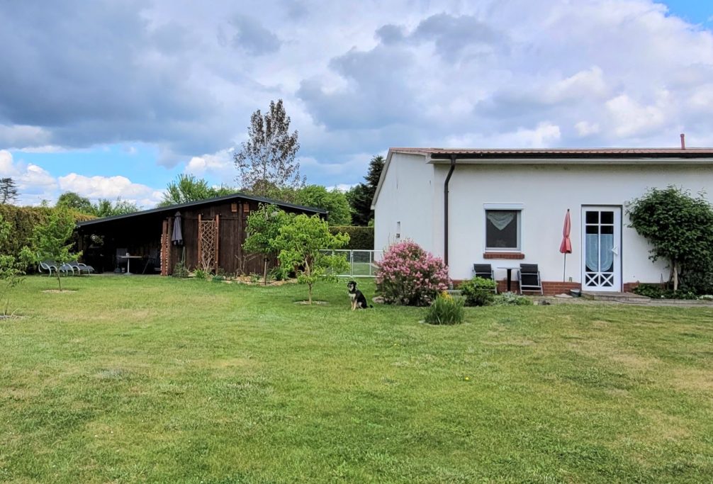 Ferienwohnung, Gästegarten und überdachter Freisitz